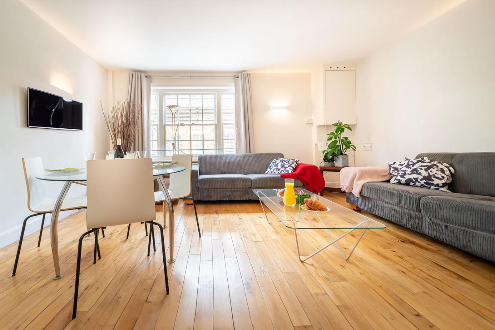 Spacious Apartment With A Balcony In Prime Location In Farringdon London Exterior photo