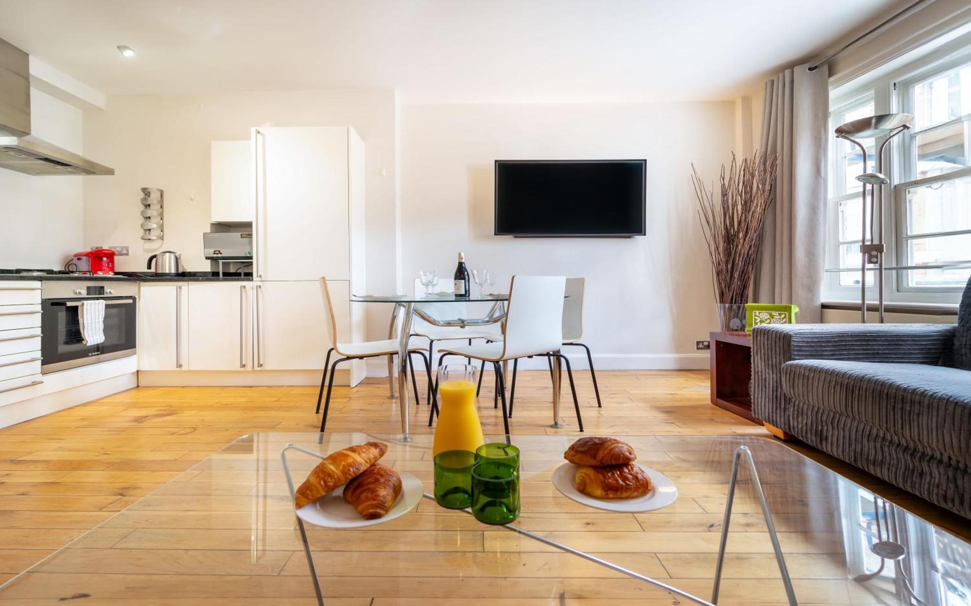 Spacious Apartment With A Balcony In Prime Location In Farringdon London Exterior photo
